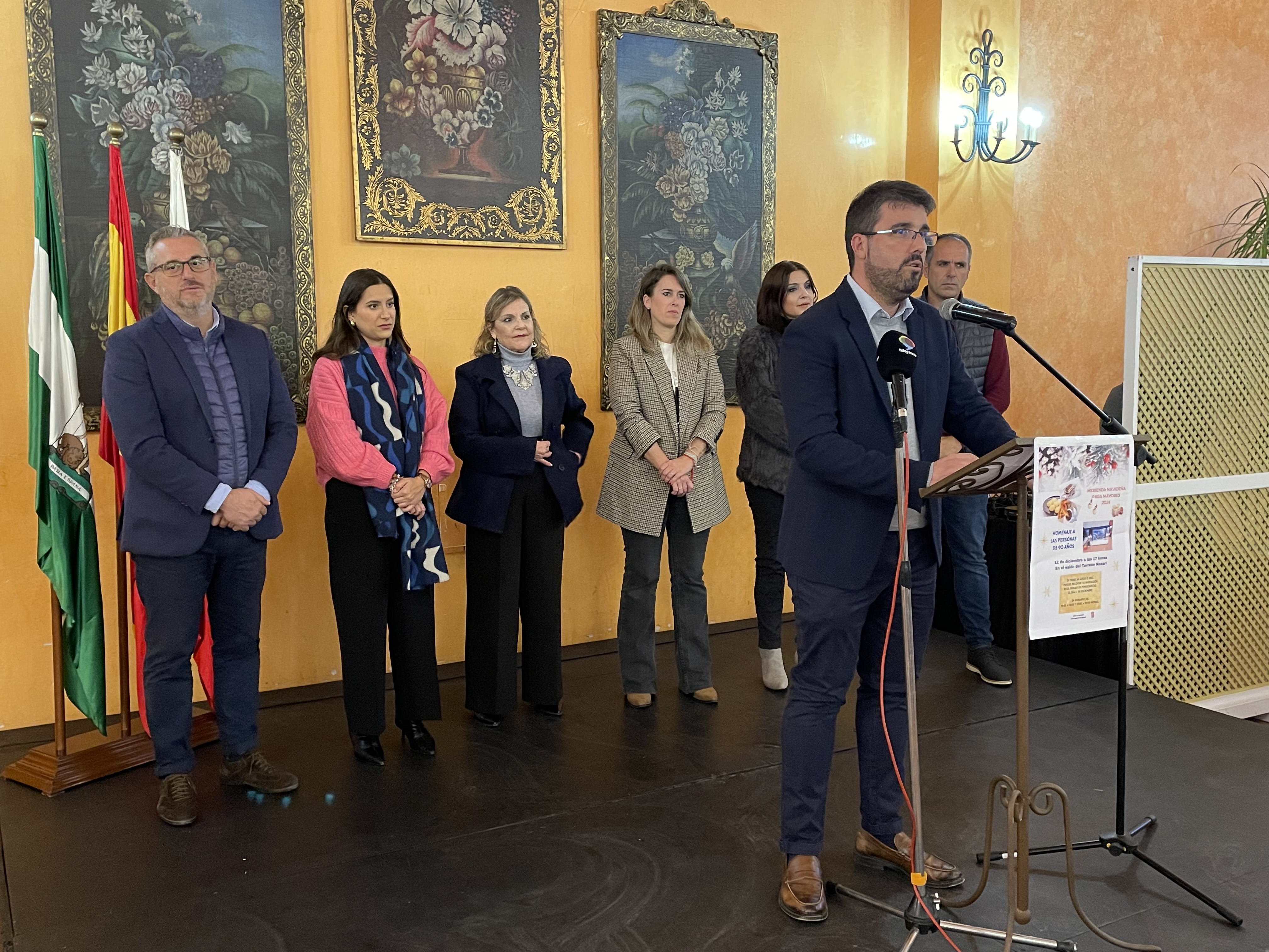 El alcalde, Javier Fernández, entrega reconocimientos a los mayores de 90 años
