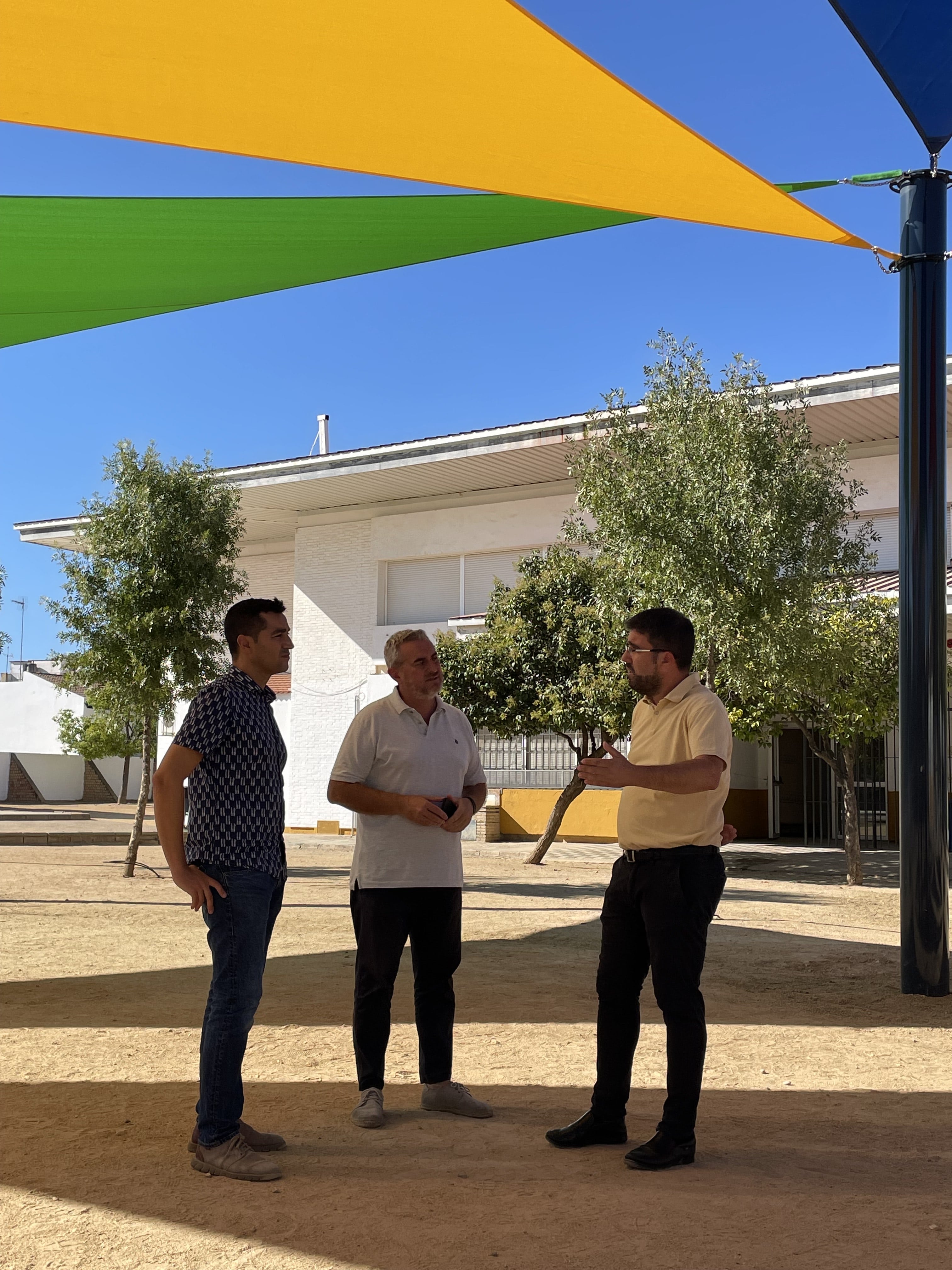 Visita alcalde de Gerena a nueva pérgola del colegio 1