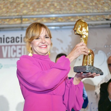 Almudena Ariza muestra el Premio Manuel Alonso Vicedo, aplaudida por Manuel Ovalle